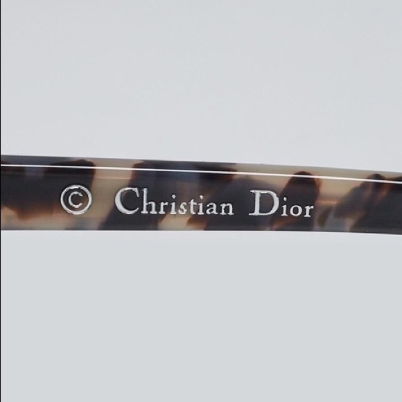 SIZE53 mm
WIDTH53 mm
HEIGHT50 mm
BRIDGE21 mm
ARM LENGTH145 mm
FRAME SHAPECat Eye - Picture 3 of 7